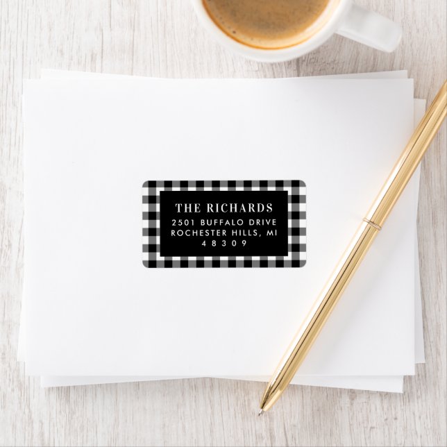 Étiquette Black White Buffalo Plaid Holiday Adresse de retou (En situation)