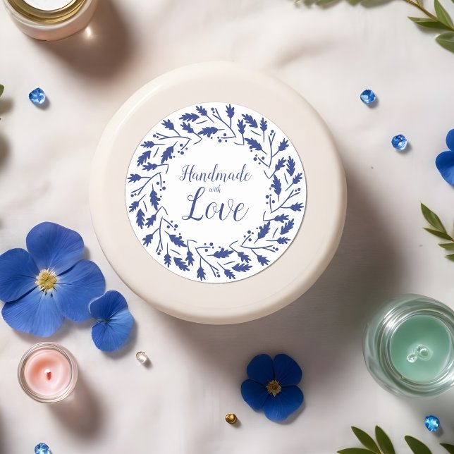 Étiquette Bleue pour Articles Artisans Handmade (Blue Leaves & Branches Wreath Handmade with Love Quote Design for Crafters Round Stickers.)
