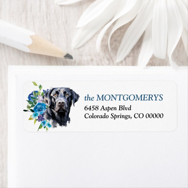 Étiquette Blue Floral Black Lab Adresse de retour (En situation)