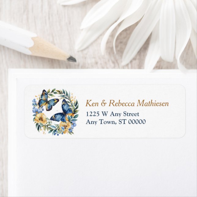 Étiquette Blue Gold Floral Butterfly Wreath Adresse de retou (En situation)