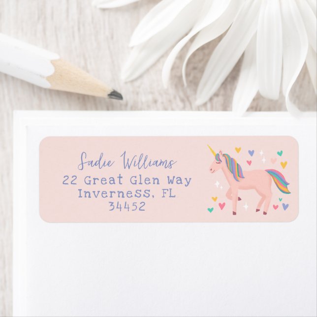 Étiquette Blush Pink Rainbow Unicorn Adresse pour enfants (En situation)
