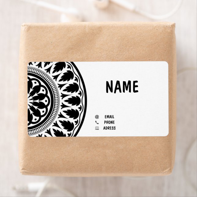 Étiquette business card with black white ornaments (En situation)