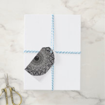 étiquette cadeau avec art mandala monochrome