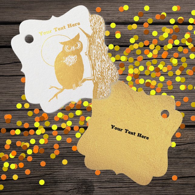 Étiquette-cadeau Chouette d'or assis dans la Pleine lune d'arbre Gr (Gold foil owl in tree with outline of moon behind him on gift tags.)