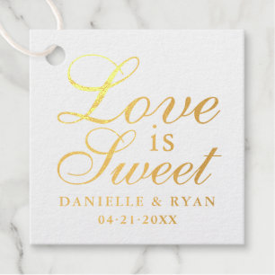 Étiquette-cadeau L'amour est un script monogramme de mariage en or