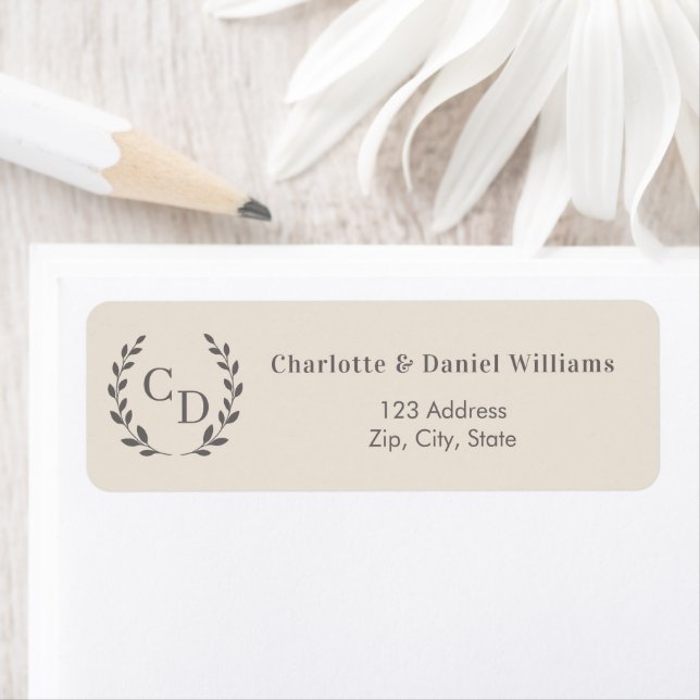 Étiquette Champagne taupe monogrammed wreath return address (En situation)