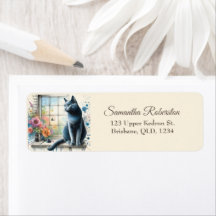 Chat gris bleu russe sur la fenêtre Fleur d'été