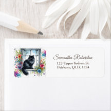 Chat noir de Sibérie sur fenêtre Floral d'été
