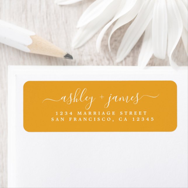 Étiquette Chic Script Mellow Yellow Mariage Adresse de retou (En situation)