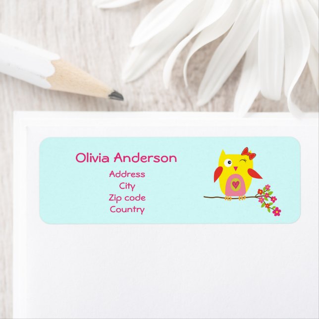 Étiquette Chouette mignonne en branche avec fleurs roses Per (En situation)