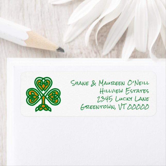 Étiquette Couleurs irlandaises de Shamrock de noeud celtique (En situation)