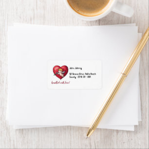 Étiquette Cupidon sur le coeur rouge