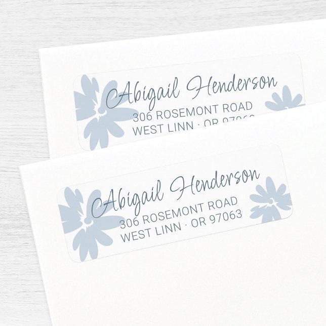 Étiquette d'adresse de retour moderne bleu marguer (Modern elegant script name return address label template with pastel blue floral background.)