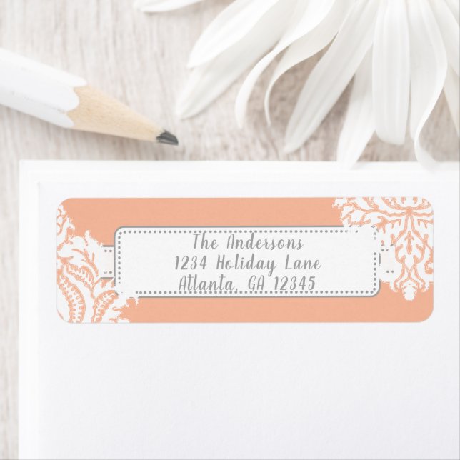 Étiquette Damas d'ivoire sur le corail avec rouge (En situation)