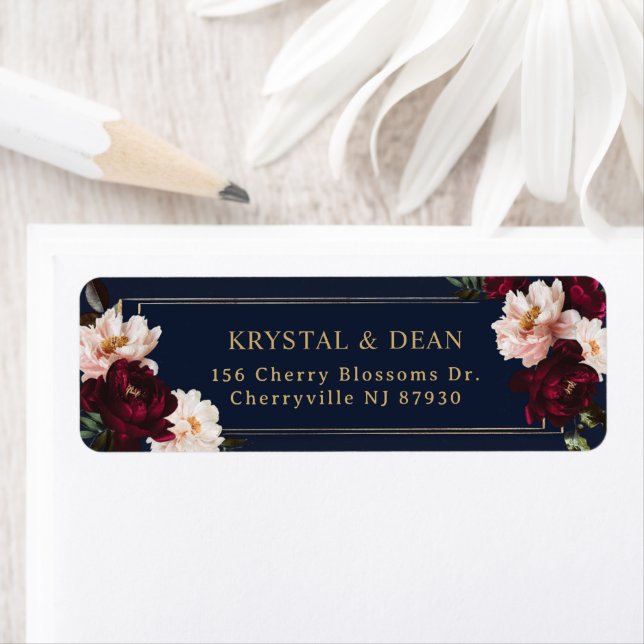 Étiquette Dark Moody Burgundy Blush Navy Blue Floral Mariage (En situation)