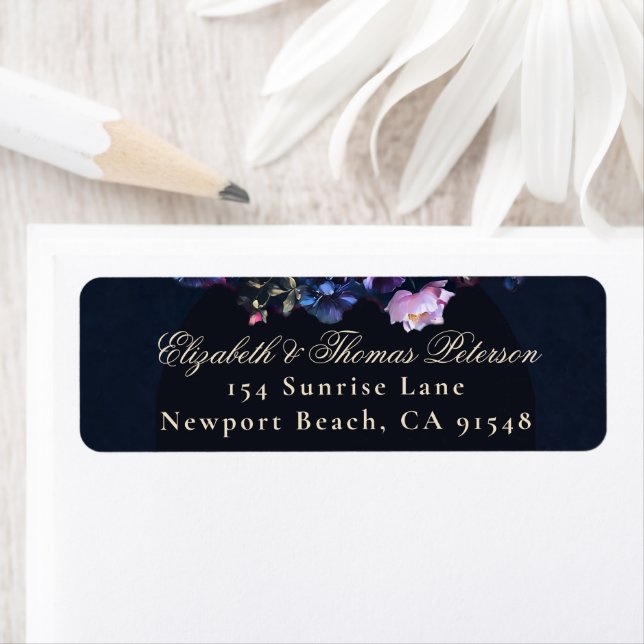 Étiquette Dark Moody Floral Romantic Mauve Mariage noir (En situation)