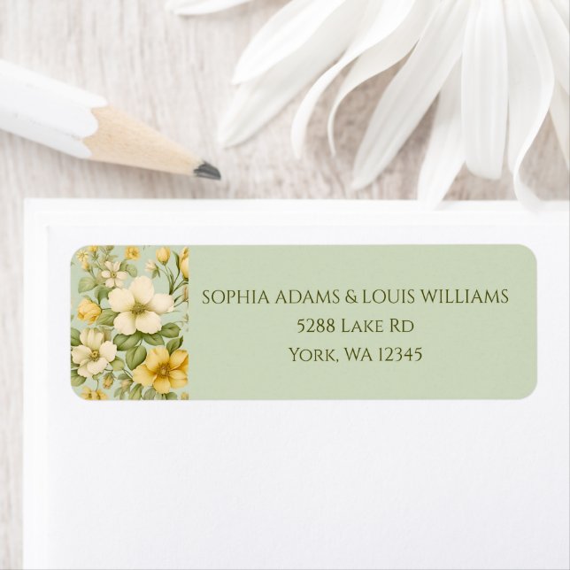 Étiquette de adresse mariage à fleurs vert doux et (En situation)