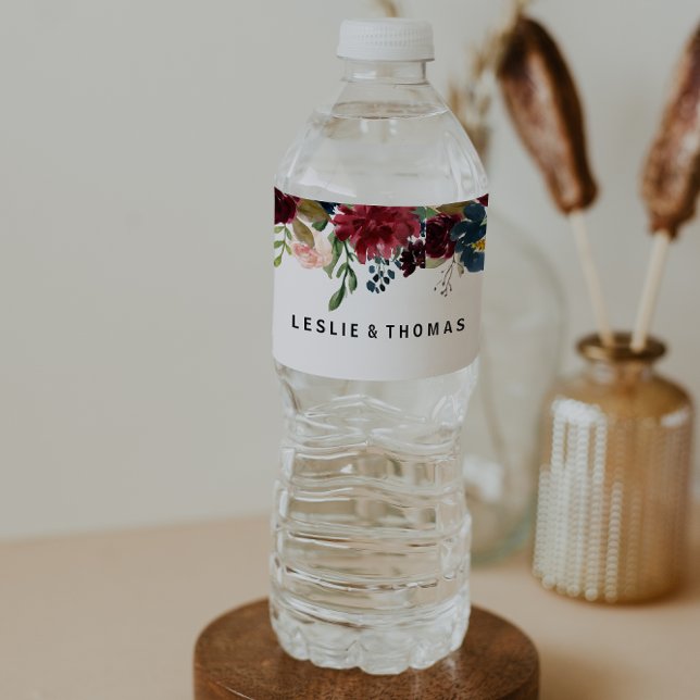 Étiquette de bouteille d'eau bordeaux éclatante ru (Créateur téléchargé)