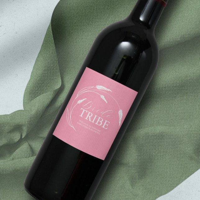 Étiquette de la proposition de la servante rose (Personalized wedding wine labels feature unique floral line art by Victoria Grigaliunas)