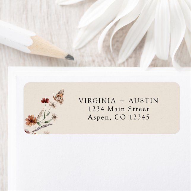 Étiquette de l'adresse de retour du Mariage Boho (Tan Boho Wildflower with Butterfly Wedding Return Address Label by Painted Paperie
)