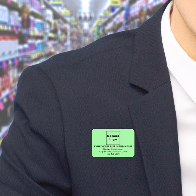 Étiquette de nom du rectangle vert clair de marque (Build brand name awareness. Your business brand on light green rectangle name tag.)