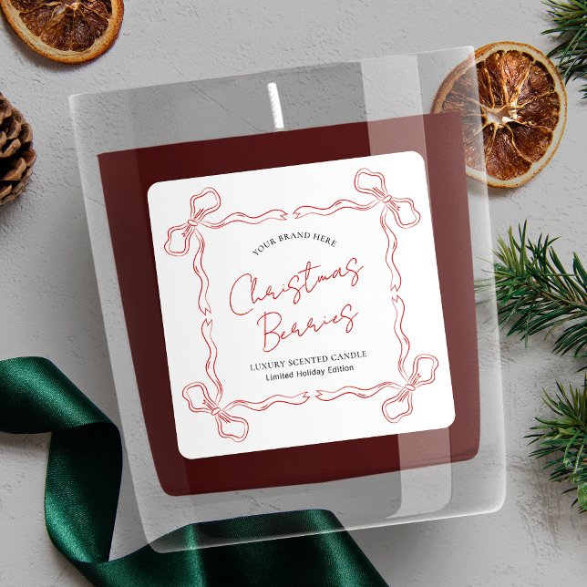 Étiquette de produit de la bougie de Noël d'hiver  (Christmas product label in red and white with hand drawn ribbons and handwritten style fonts)