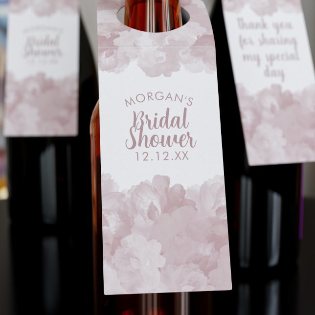 Étiquette de suspension de bouteille pour mariage  (A romantic floral blush pink bottle tag with space for your Bridal Shower details)