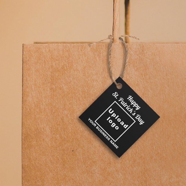 Étiquette de voeux Business Saint Patrick sur Blac (Business Saint Patrick square shape black tag hung on shopping bag.)