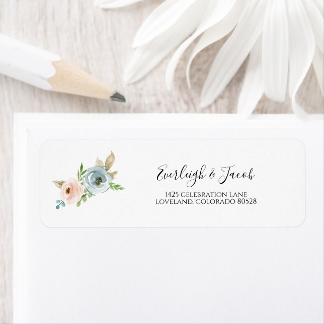 Étiquette Dusty Blue et Blush Floral Mariage Adresse de reto (En situation)