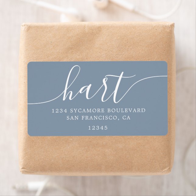Étiquette Dusty Blue Modern Script Adresse de retour (En situation)