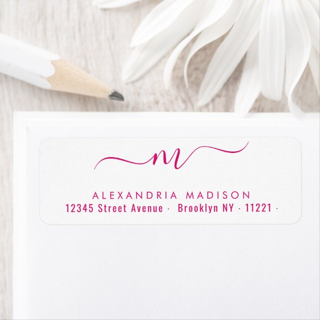 Étiquette Élégant Script Monogramme rose chaud Typographie m (En situation)