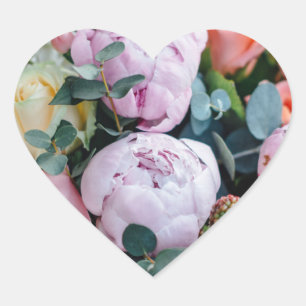 Étiquette en forme de coeur de bouquet fleuri doux