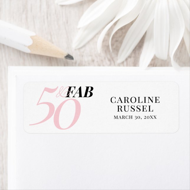 Étiquette Fifty and Fabulous Pink 50th Birthday (En situation)