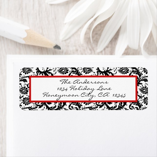 Étiquette Floral victorien Damask Swirl rouge et noir (En situation)