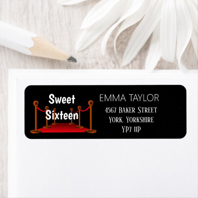Étiquette Glam Sweet 16 Rouge Moquette noire Confetti Annive (En situation)