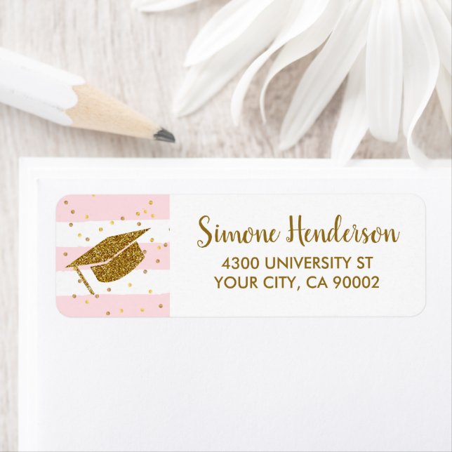 Étiquette Graduation Gold Confetti Chic Rose Adresse de reto (En situation)