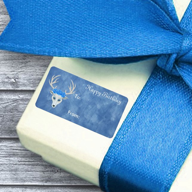 Étiquette Joyeux anniversaire White Deer Head portant Rose B (Fantasy white deer head antlers crown of blue roses on blue Happy Birthday gift tag labels.)