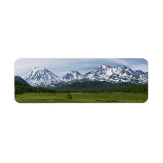 Étiquette Magnifique paysage volcanique d'été de Kamchatka