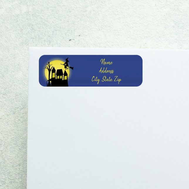 Étiquette Maison hantée et sorcière volante avec le clair de (Spooky Halloween return address label with haunted house and flying witch.)