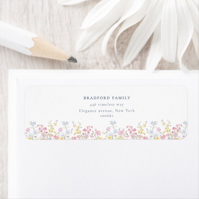 Étiquette Mariage Fleurs Sauvages Bohème Script Bleu Poussié (En situation)