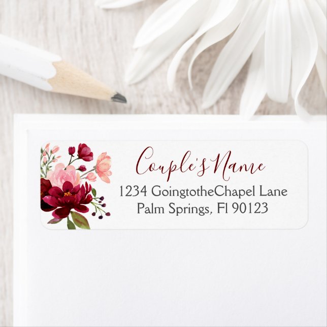 Étiquette Mariage floral rose de Bourgogne (En situation)