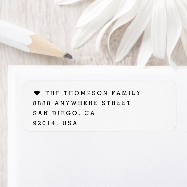 Étiquette Minimalist Modern Heart Family Name Customizable (En situation)