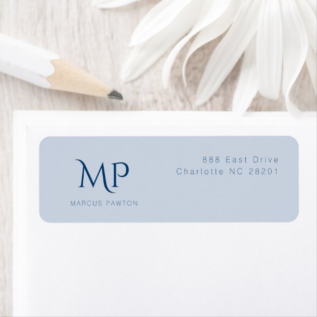 Étiquette Monogramme personnalisé bleu clair Adresse de reto (En situation)