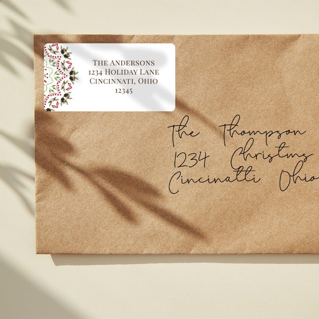 Étiquette Noël vert rouge personnalisé (Christmas greenery, foliage, and berries mandala pattern return address label. )