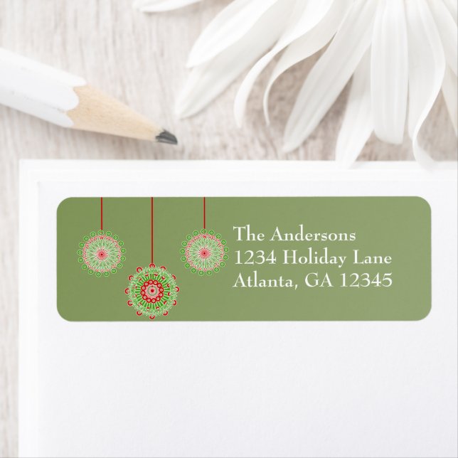 Étiquette Ornements rose et vert sur le vert de Noël (En situation)