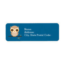 Petite chouette adorable sur branche d'arbre