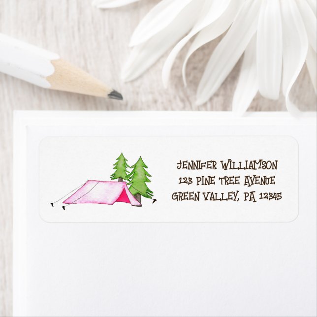 Étiquette Pink Camping Tente and Pine Trees Adresse de retou (En situation)