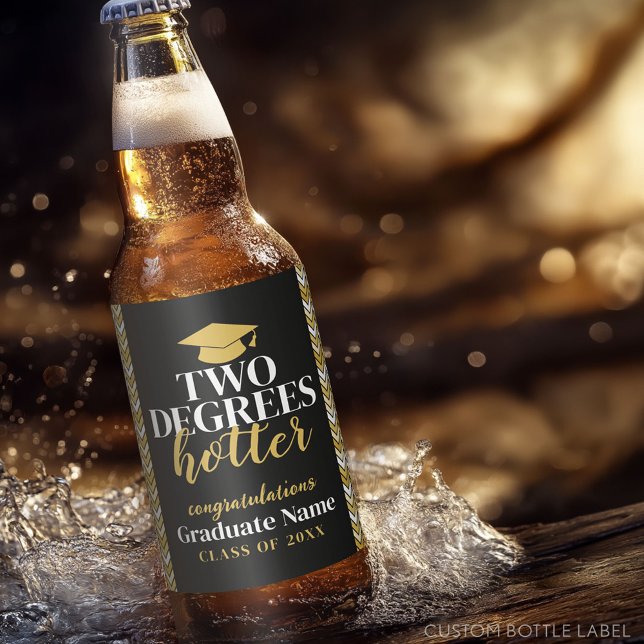 Étiquette Pour Bouteilles De Bière Deux degrés Hotter - Nom - Black Gold Graduation (Custom Beer Bottle Label with a Graduation Design)