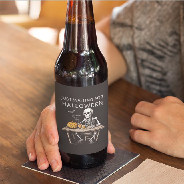 Étiquette Pour Bouteilles De Bière "En attente d'Halloween | Skeleton amusant (Créateur téléchargé)