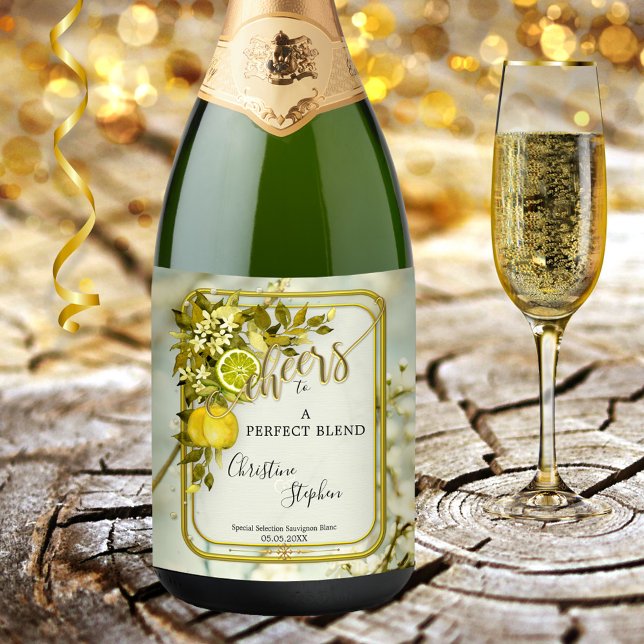 Étiquette Pour Bouteilles De Vin Aquarelle Citron Cheers Mariage de verger (Wedding wine label featuring watercolor lemons and citrus fruits with green leaves and flowers)